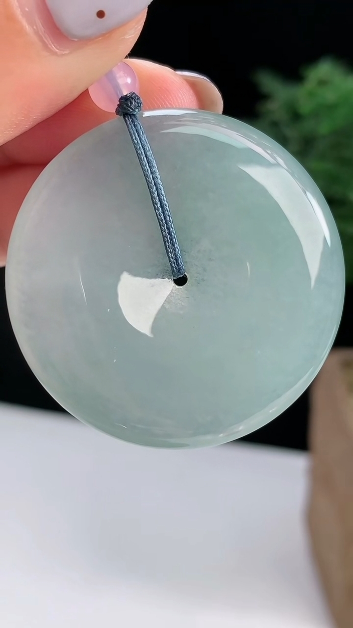 天然A货翡翠平安扣吊坠，尺寸40-5.5 重量:19.27g
8月18日