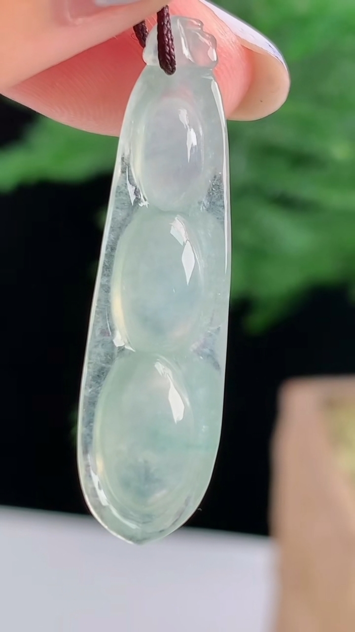 天然A货翡翠福豆吊坠，尺寸35-9.5-5.6 重量:2.73g
8月18日