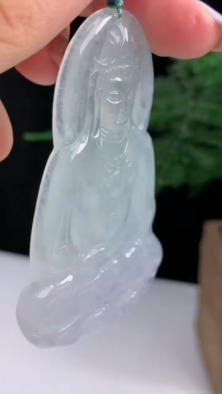 天然A货翡翠素衣观音吊坠，尺寸67.5-42-5.2 重量:28.87g
8月18日
