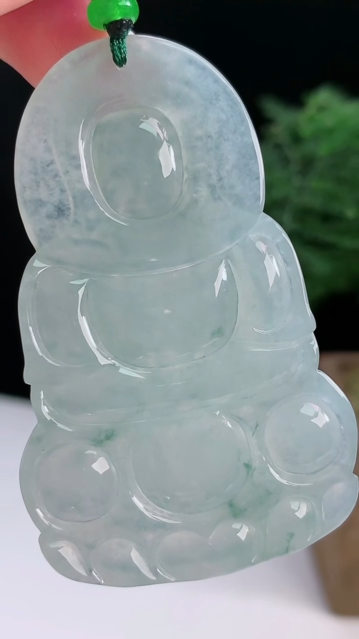 天然A货翡翠种飘花正装观音吊坠，尺寸64-40-5.2 重量:29.62g
8月18日