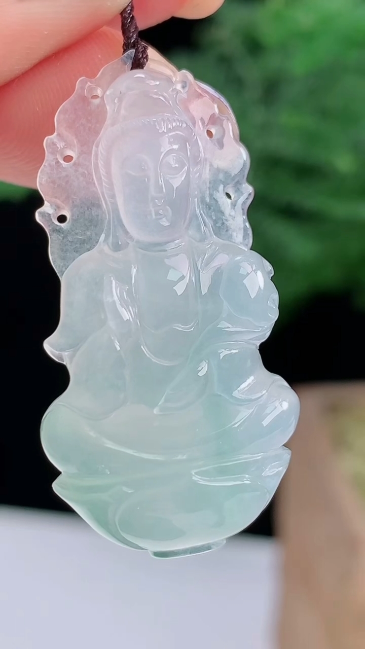 天然A货翡翠大势至菩萨吊坠，尺寸37.5-19-6.6 重量:7.34g
8月18日