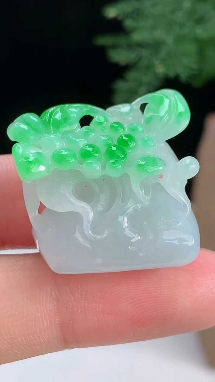 天然A货翡翠花篮吊坠，尺寸23.3-23.8-12.8 重量:12.24g
8月18日