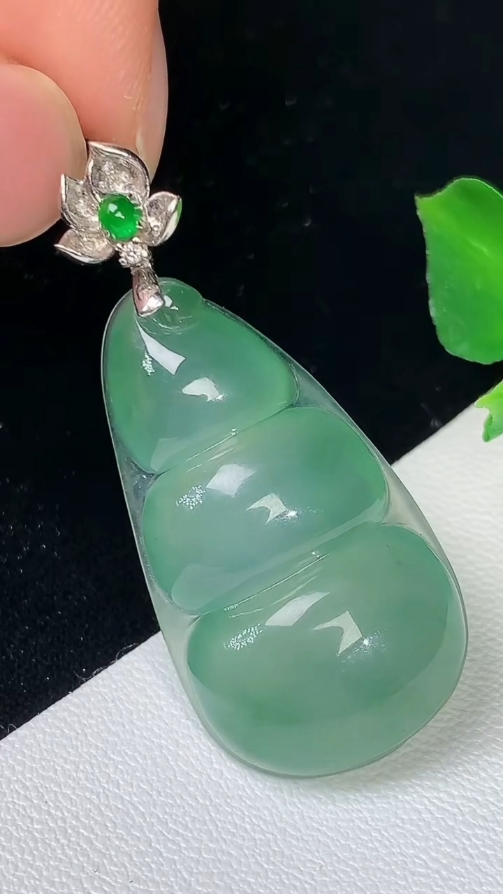 天然A货翡翠福豆吊坠，尺寸32.7-18.2-7.4，重量:7.32g
8月19日