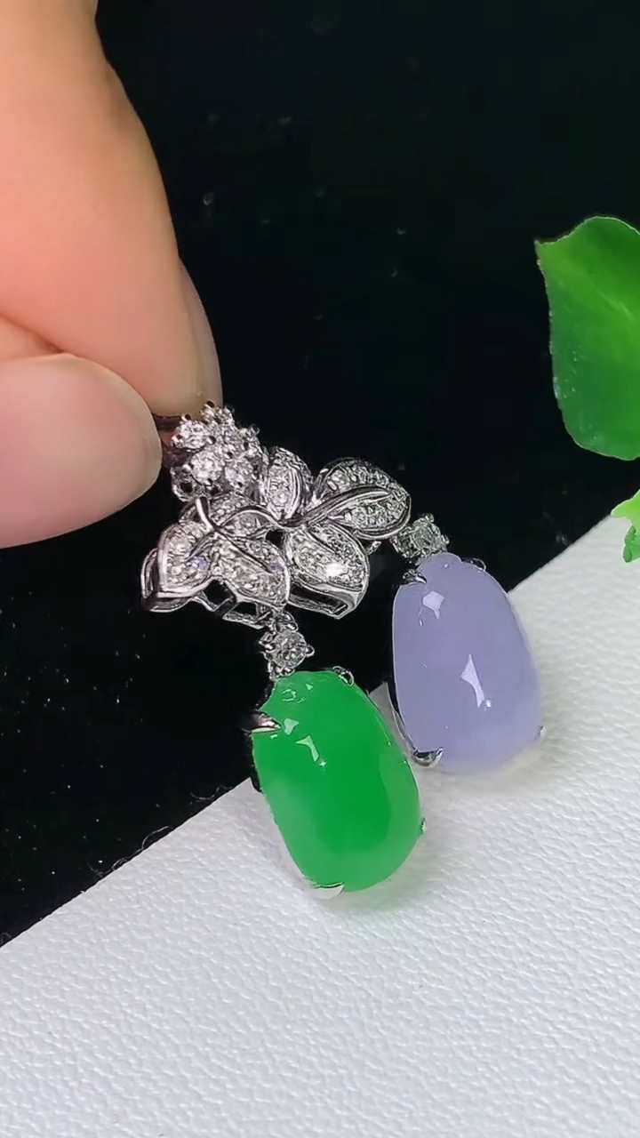 天然A货翡翠双彩福瓜吊坠，尺寸26.7-10.9-7.7-5，重量:3.36g
8月19日