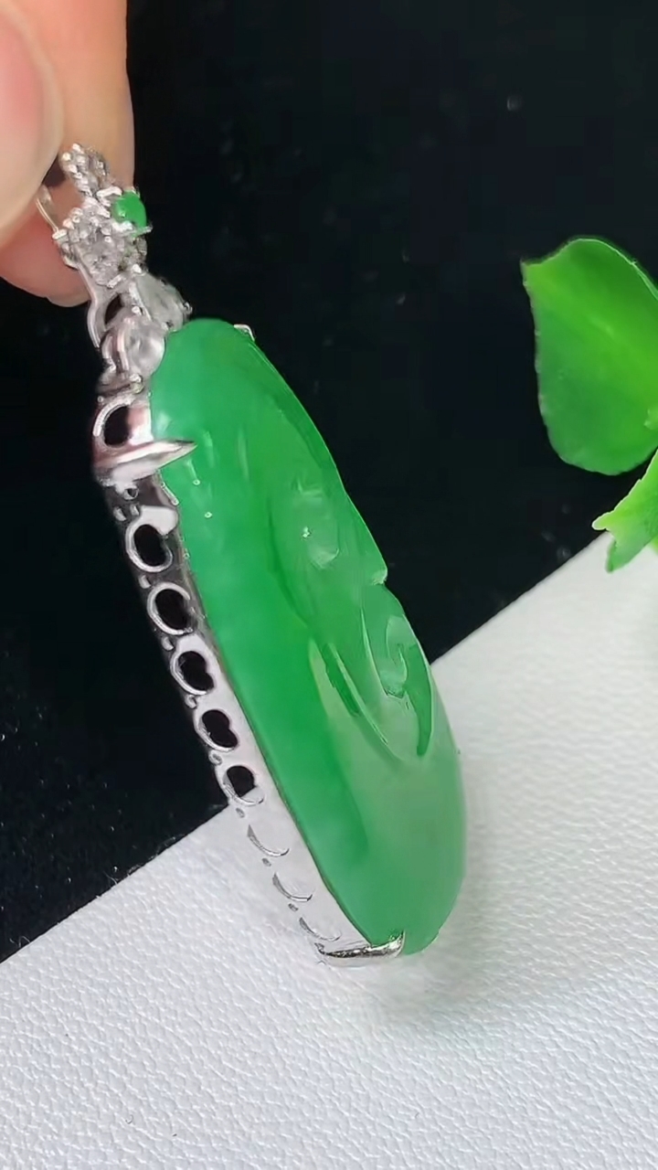 天然A货翡翠如意吊坠，尺寸31.8-18-5.3，重量:6.00g
8月19日
