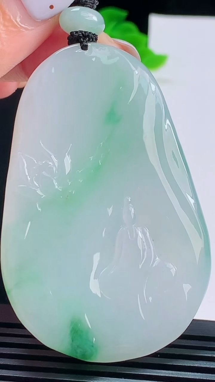 天然A货翡翠无相观音吊坠，尺寸63.8-41.8-5.5 重量:39.00g
8月19日