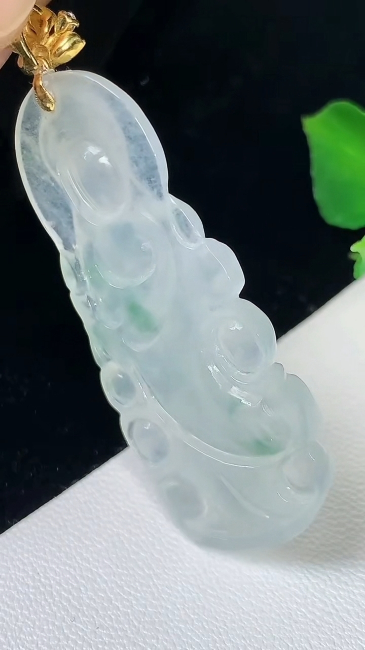 天然A货翡翠种飘花观音菩萨吊坠，尺寸41.8-17.7-4.5，重量:7.02g
8月19日