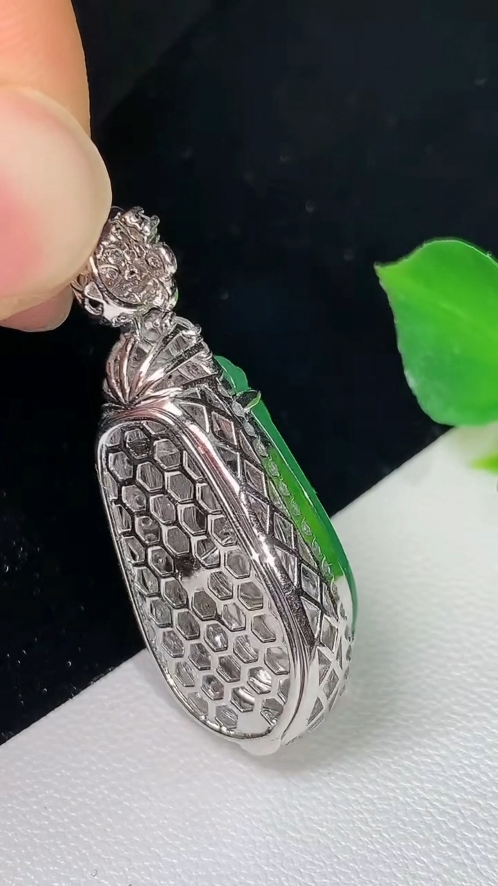 天然A货翡翠福豆吊坠，尺寸34.6-13.4-10.5，裸石21.8-9.8，重量:5.59g
8月19日