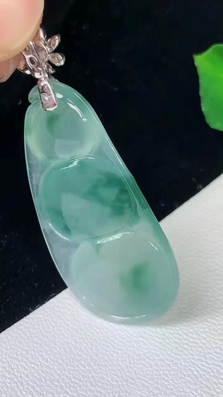 天然A货翡翠飘花福豆吊坠，尺寸33.2-16-5.9，重量:5.75g
8月19日