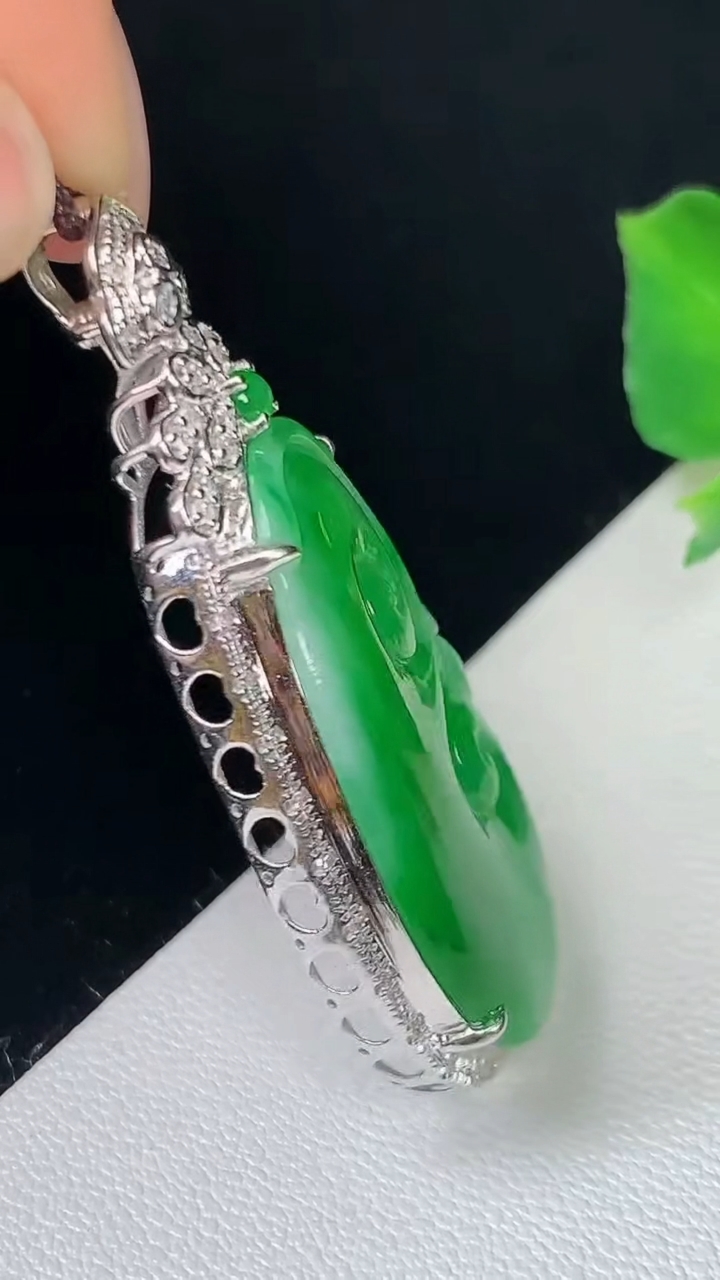 天然A货翡翠如意吊坠，尺寸39.5-18.4-6.3，裸石27.3-16.2，重量:5.55g
8月19日