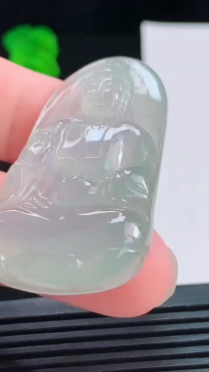 天然A货翡翠观音菩萨吊坠，尺寸47.2-27.2-5.5重量:13.65g
8月19日
