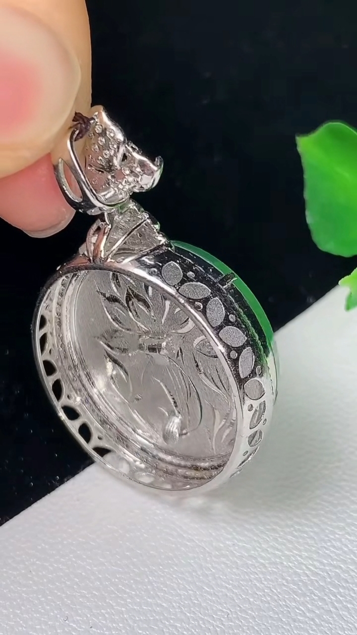 天然A货翡翠平安扣吊坠，尺寸34-23.3-8.4，裸石20.8，重量:6.63g
8月19日