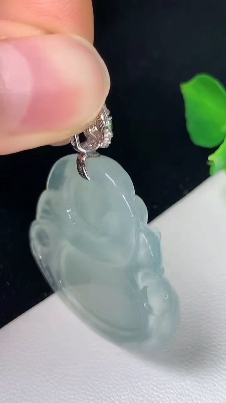 天然A货翡翠白冰佛公吊坠，尺寸28-32.2-7，重量:10.00g
8月19日