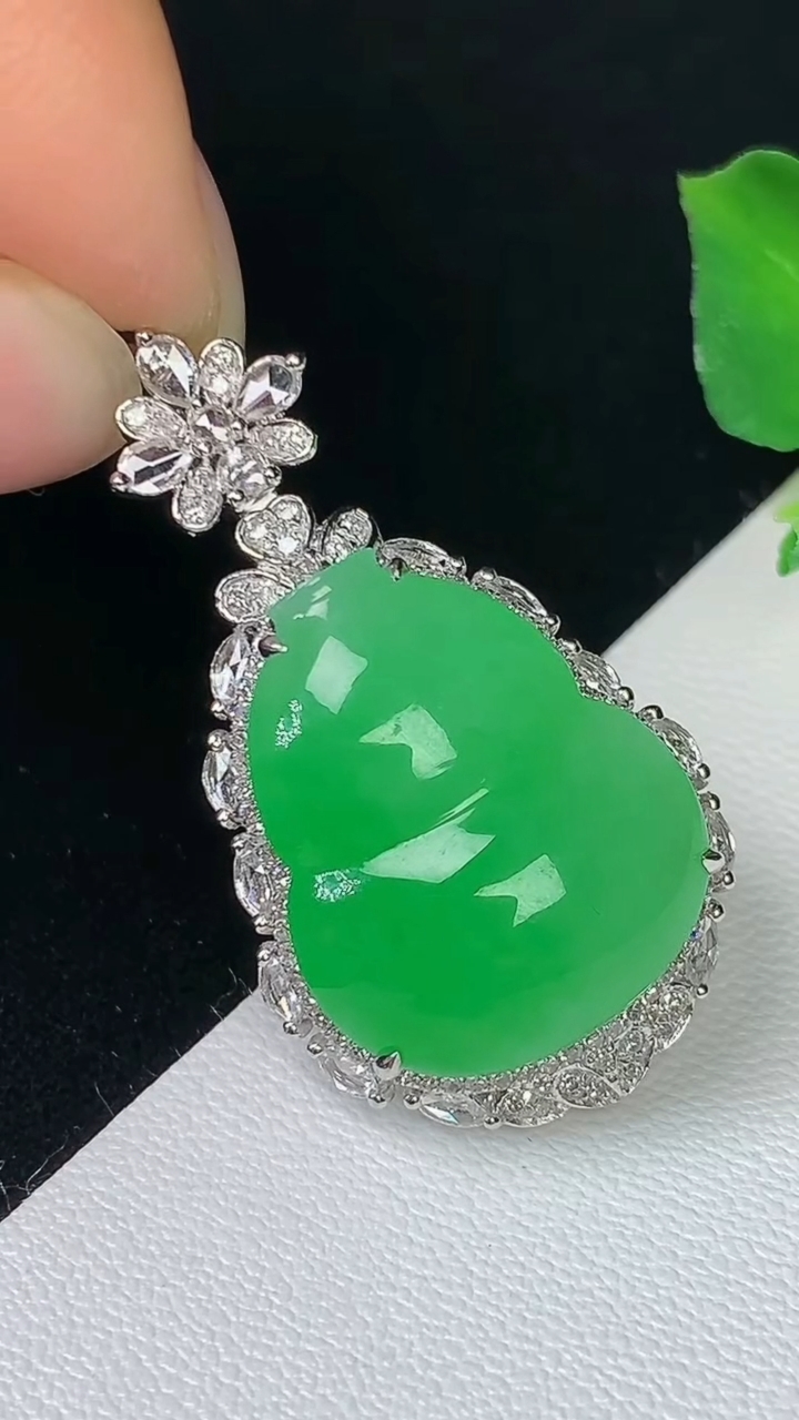 天然A货翡翠葫芦吊坠，尺寸34-19-12.3，裸石19.5-15.9，重量:7.16g
8月19日
