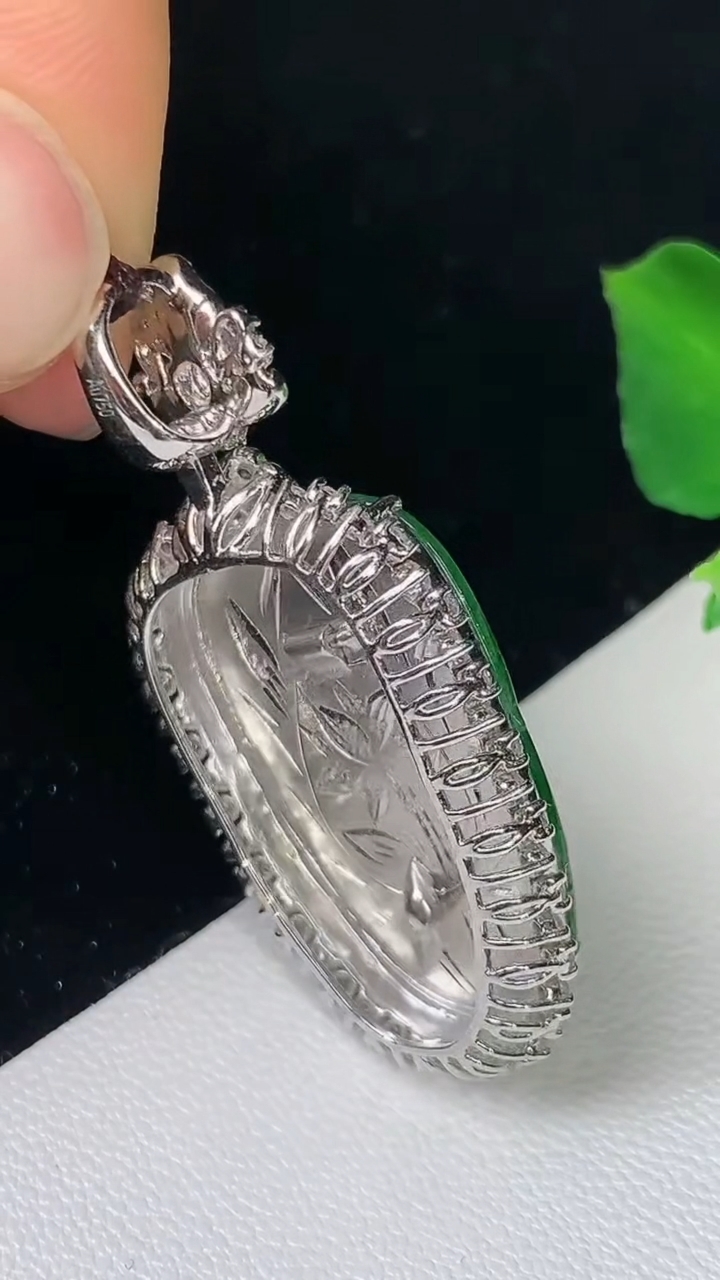天然A货翡翠金枝玉叶 叶子吊坠，尺寸36.6-18.3-6.8，裸石23.7-14.4，重量:5.41g
8月19日
