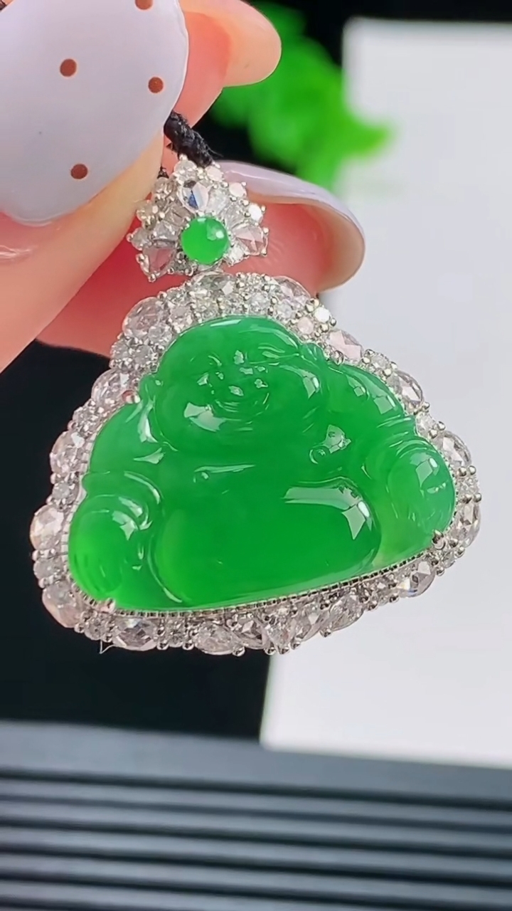 天然A货翡翠佛公吊坠，尺寸28-24.6-9.2，裸石15-21 重量:5.40g
8月19日