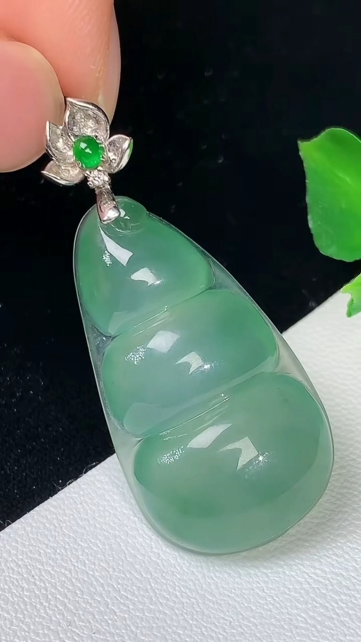 天然A货翡翠福豆吊坠，尺寸32.7-18.2-7.4，重量:7.32g
8月19日
