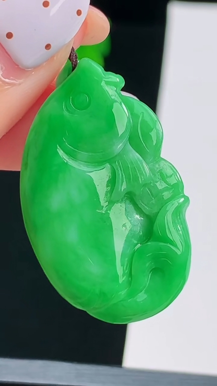 天然A货翡翠年年有余吊坠，尺寸36-22-6 重量:8.07g
8月19日