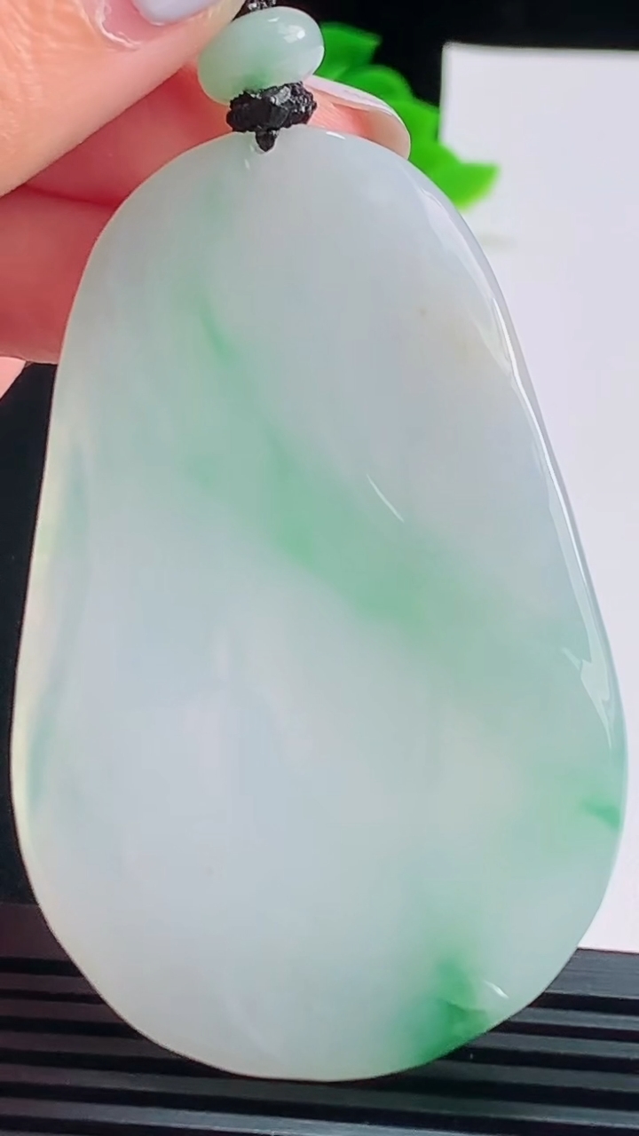 天然A货翡翠无相观音吊坠，尺寸63.8-41.8-5.5 重量:39.00g
8月19日