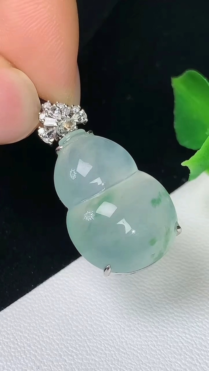 天然A货翡翠飘花葫芦吊坠，尺寸28-21.6-15.2-8.6，重量:4.65g
8月19日