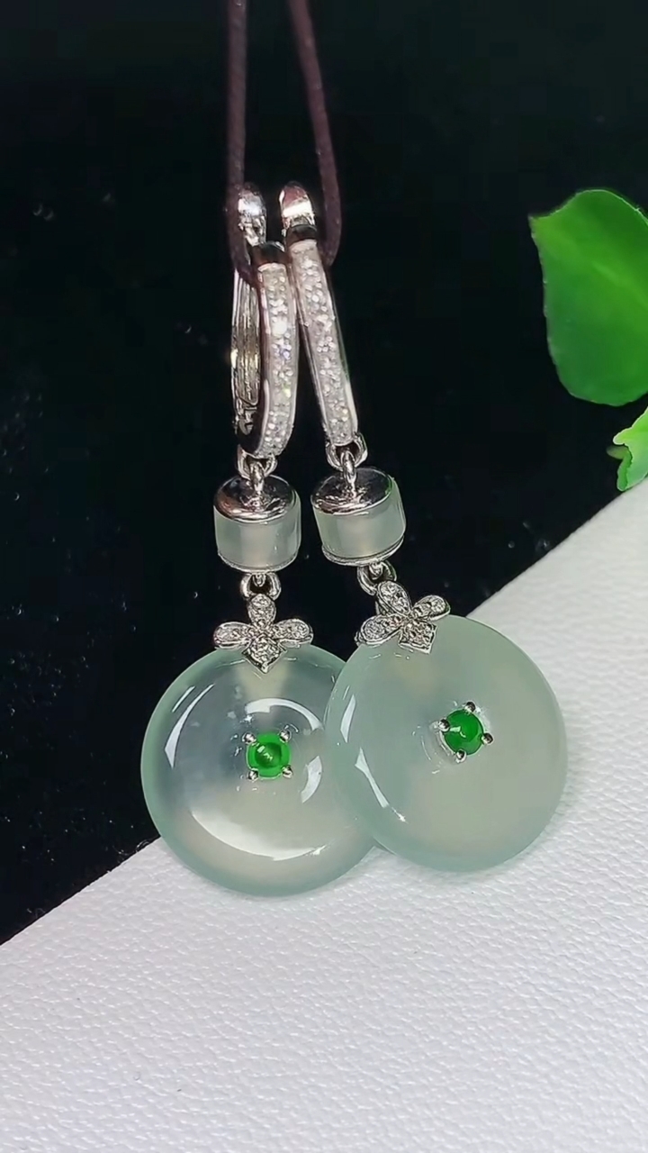 天然A货翡翠平安扣耳坠，尺寸13.9-2.8，重量:5.26g
8月19日