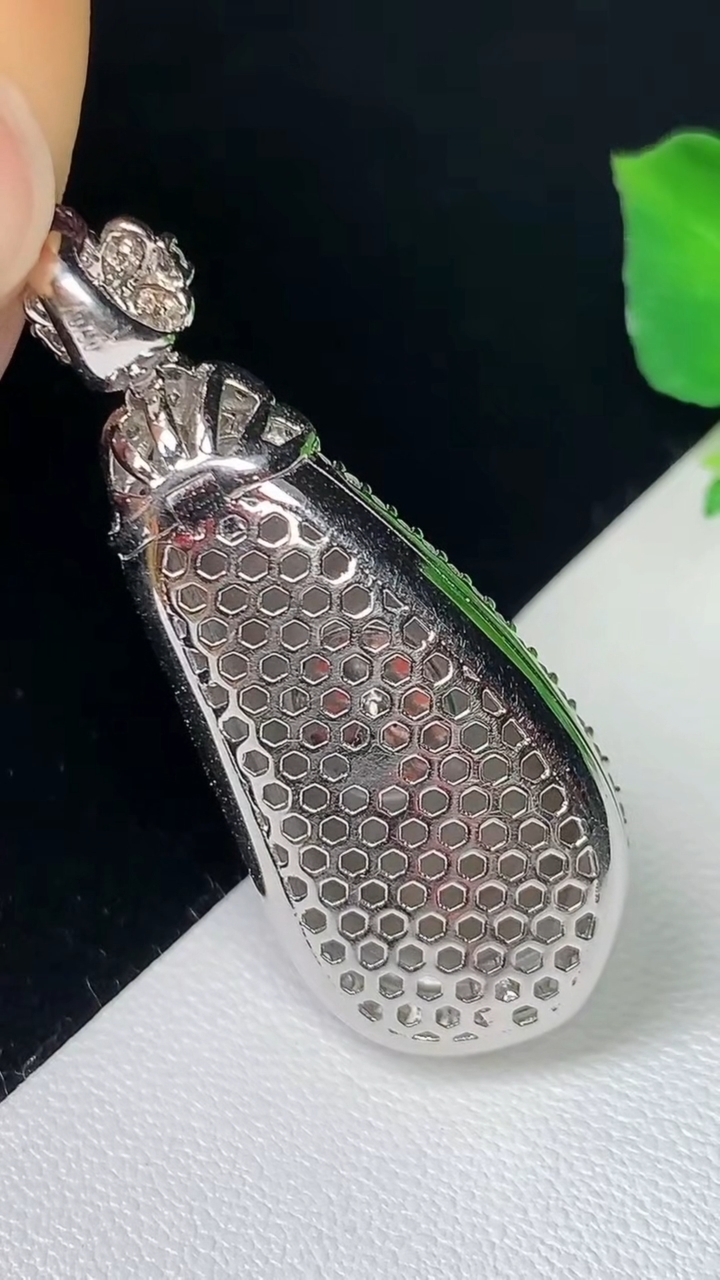 天然A货翡翠福豆吊坠，尺寸38.7-15.3-10.2，裸石26.3-12，重量:7.34g
8月19日