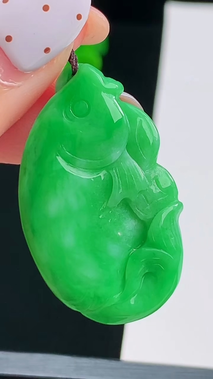天然A货翡翠年年有余吊坠，尺寸36-22-6 重量:8.07g
8月19日