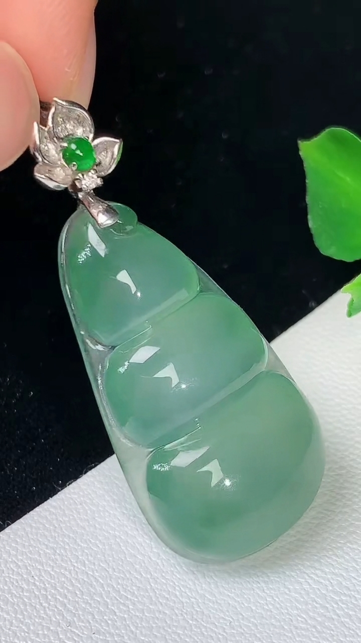天然A货翡翠福豆吊坠，尺寸32.7-18.2-7.4，重量:7.32g
8月19日