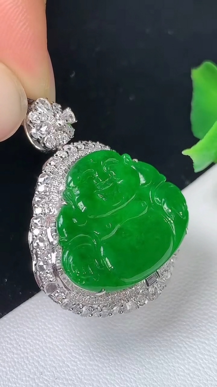 天然A货翡翠佛公吊坠，尺寸31.4-26.6-9.8，裸石17.9-23.2，重量:6.57g
8月19日
