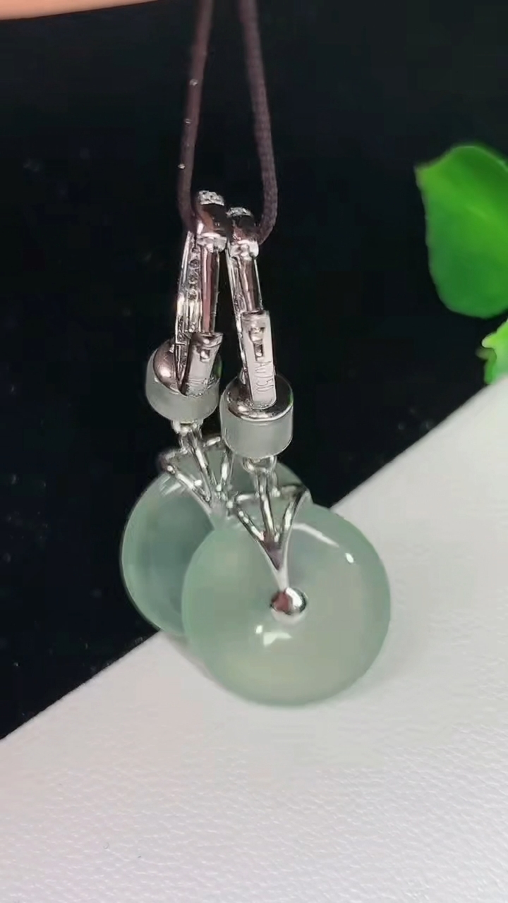 天然A货翡翠平安扣耳坠，尺寸13.9-2.8，重量:5.26g
8月19日