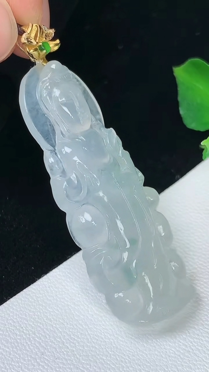 天然A货翡翠种飘花观音菩萨吊坠，尺寸41.8-17.7-4.5，重量:7.02g
8月19日