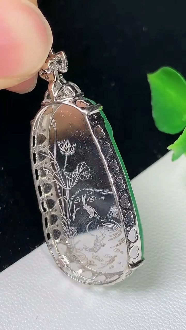 天然A货翡翠如意吊坠，尺寸31.8-18-5.3，重量:6.00g
8月19日