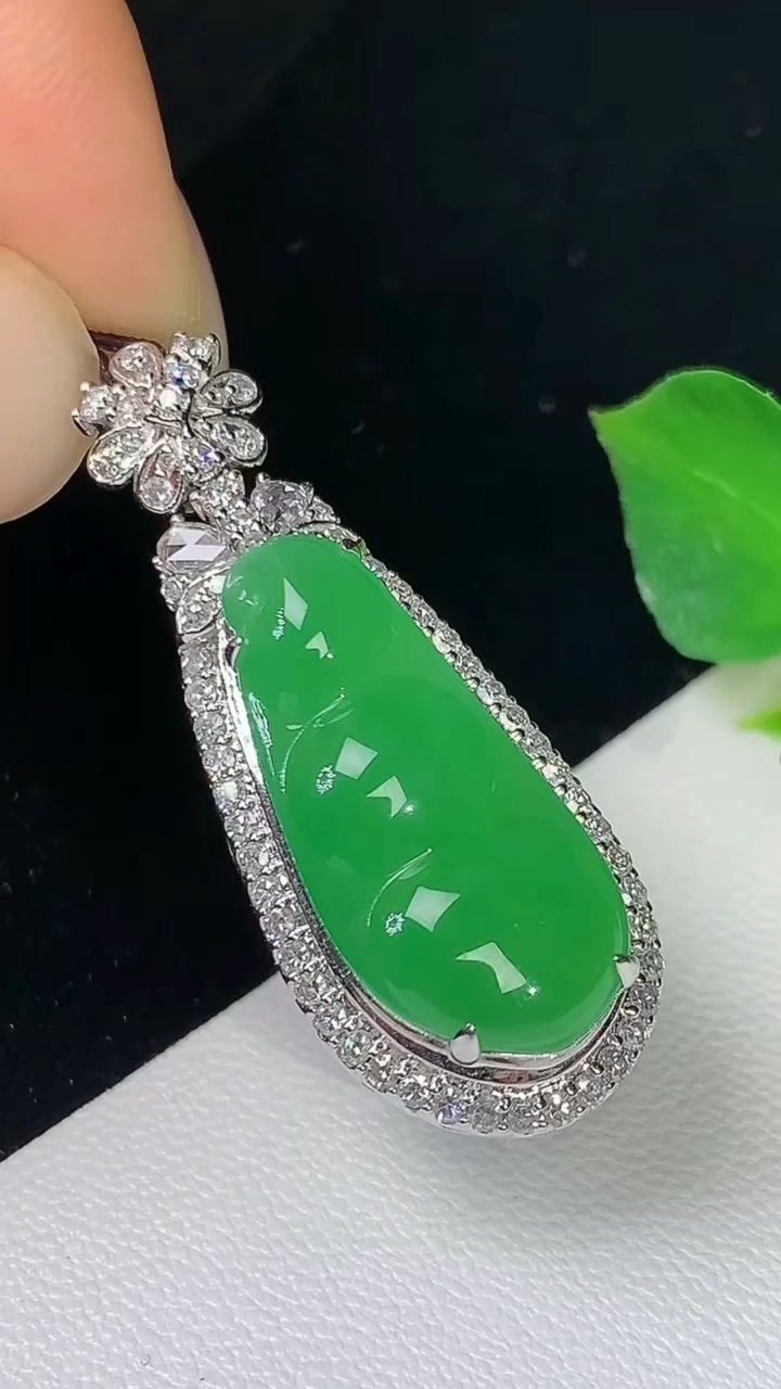 天然A货翡翠福豆吊坠，尺寸34.6-13.4-10.5，裸石21.8-9.8，重量:5.59g
8月