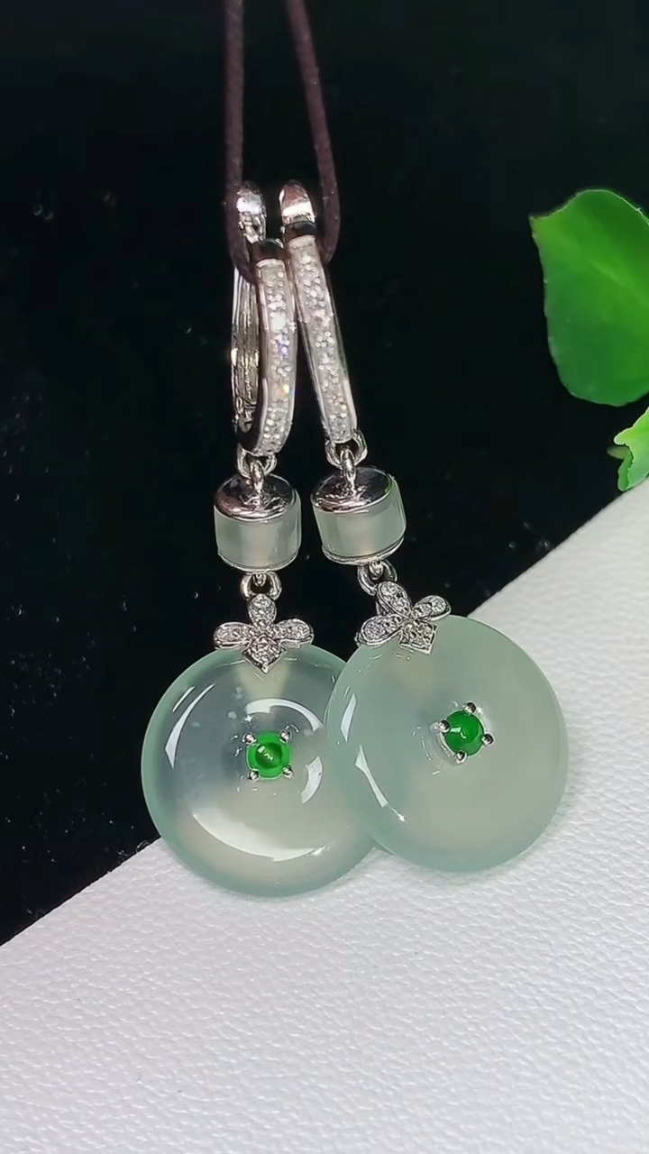 天然A货翡翠平安扣耳坠，尺寸13.9-2.8，重量:5.26g
8月19日
