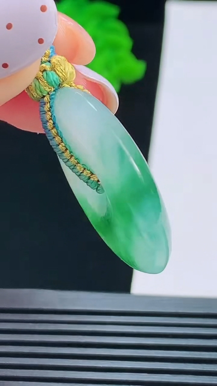 天然A货翡翠平安扣吊坠，尺寸30-6，重量:11.34g
8月19日