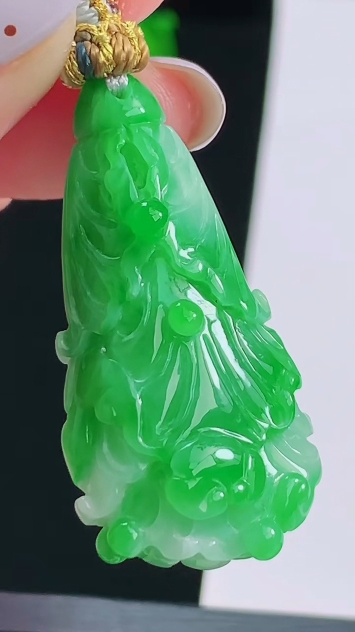 天然A货翡翠白菜吊坠，尺寸37.5-20-12.2 重量:12.16g
8月19日