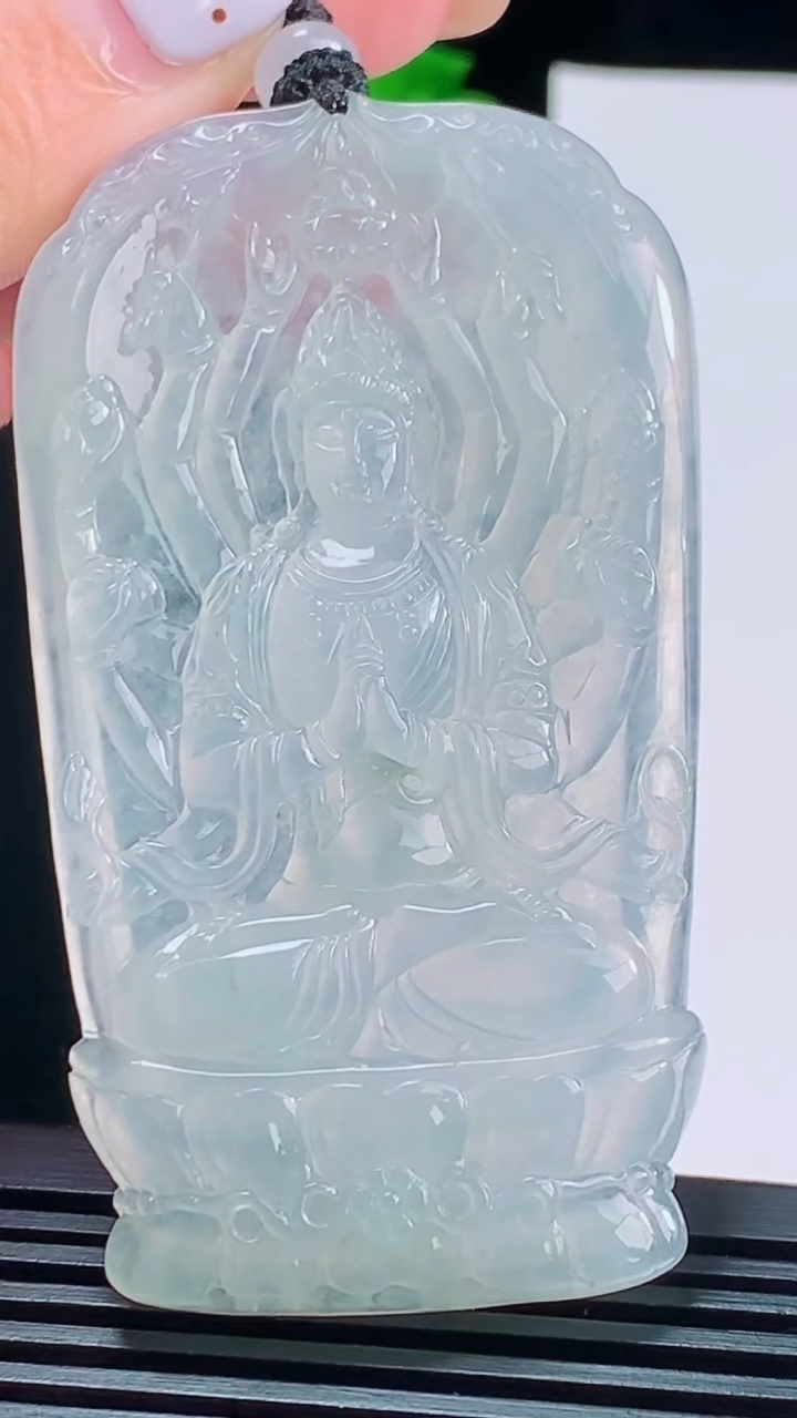 天然A货翡翠千手观音菩萨吊坠，尺寸71-40-5.8，重量:38.49g
8月19日