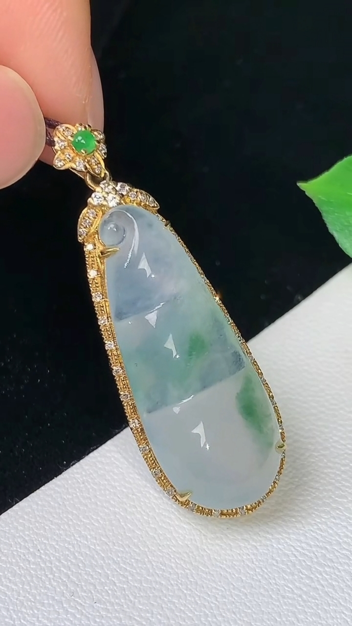 天然A货翡翠福豆吊坠，尺寸39.3-13.4-8，裸石29.3-11.6，重量:4.48g
8月19日，重量:4.48g
