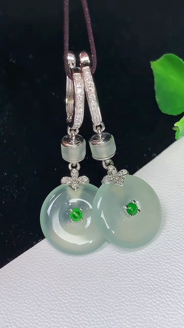 天然A货翡翠平安扣耳坠，尺寸13.9-2.8，重量:5.26g
8月19日