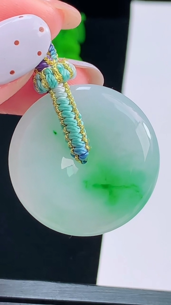天然A货翡翠平安扣吊坠，尺寸29-6 重量:11.32g
8月19日