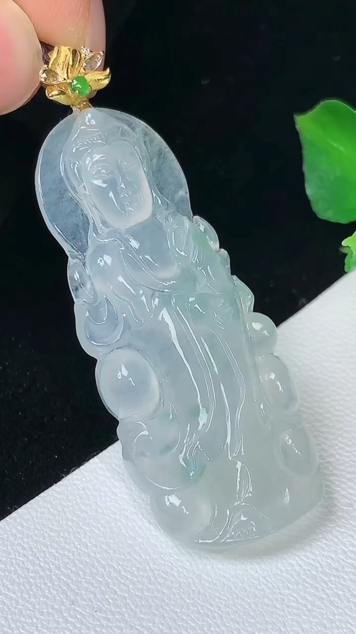 天然A货翡翠种飘花观音菩萨吊坠，尺寸41.8-17.7-4.5，重量:7.02g
8月19日