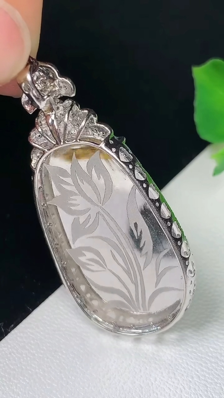 天然A货翡翠如意吊坠，尺寸39.5-18.4-6.3，裸石27.3-16.2，重量:5.55g
8月19日