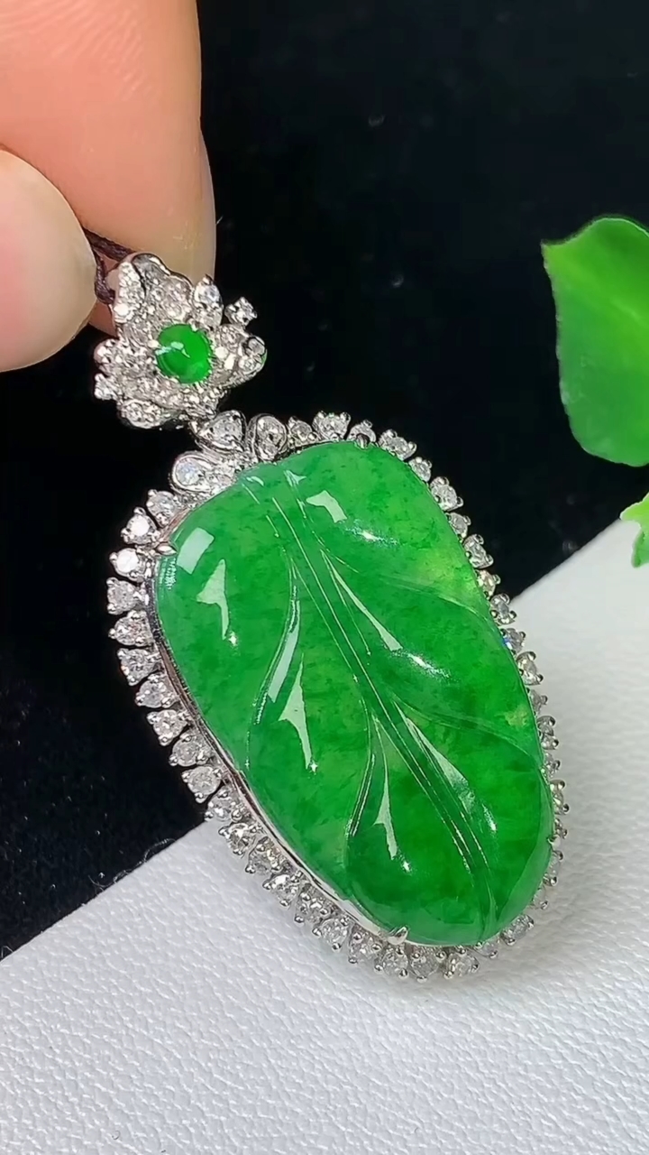 天然A货翡翠金枝玉叶 叶子吊坠，尺寸36.6-18.3-6.8，裸石23.7-14.4，重量:5.4