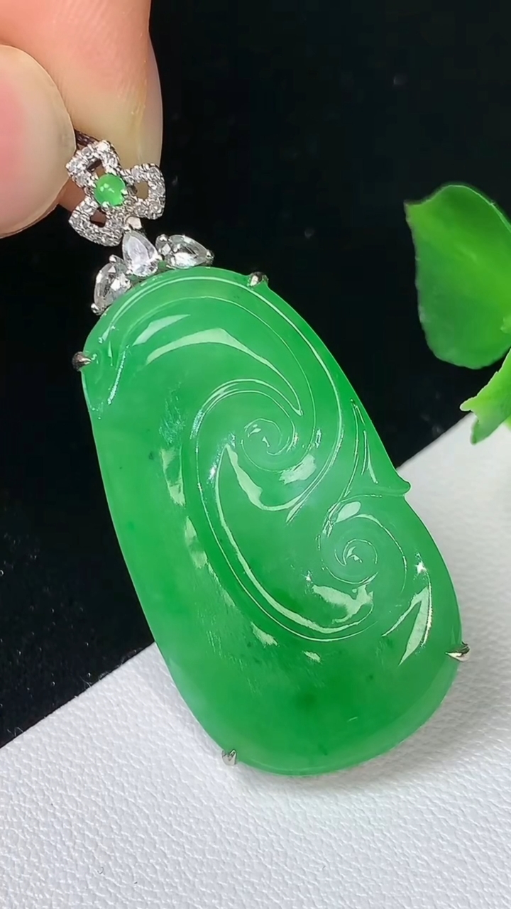 天然A货翡翠如意吊坠，尺寸31.8-18-5.3，重量:6.00g
8月19日