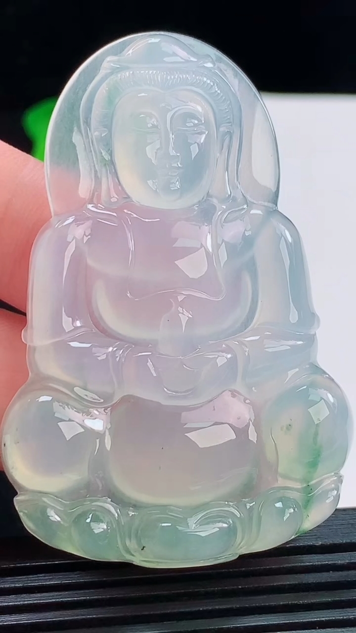 天然A货翡翠种飘花正装观音菩萨吊坠，尺寸60-39.3-5.8重量:22.70g
8月19日