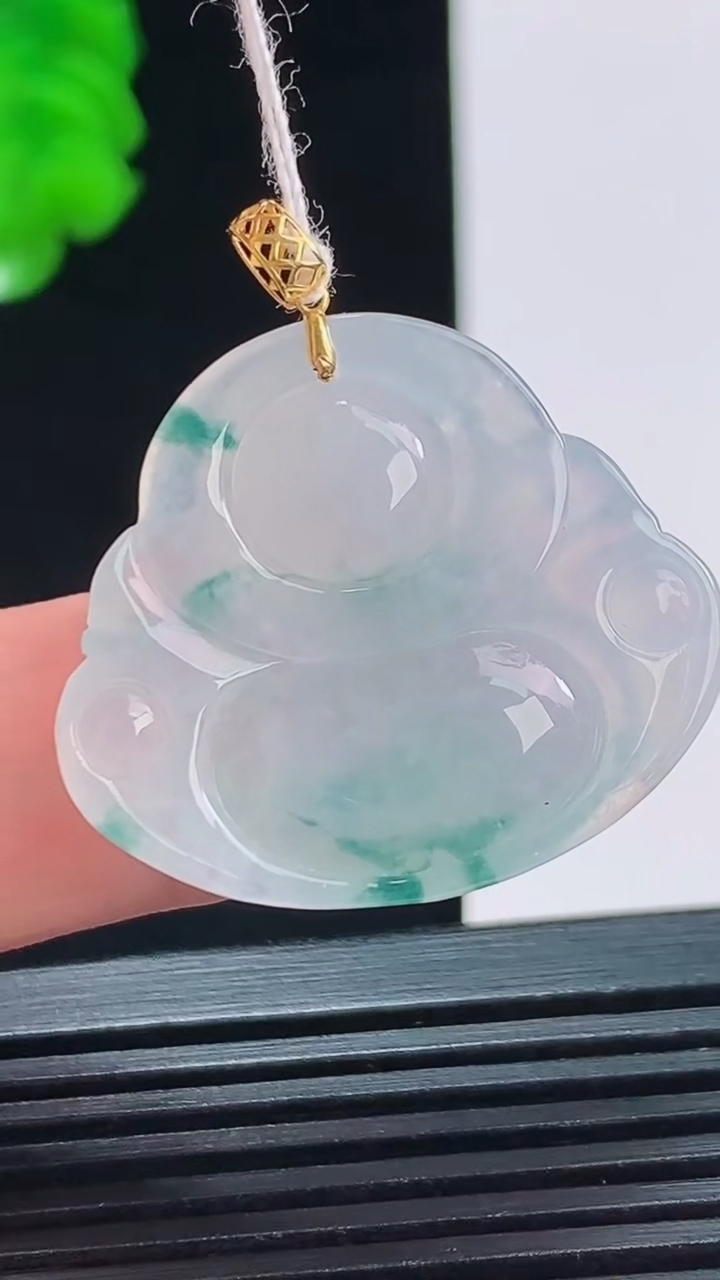 天然A货翡翠种飘花佛公吊坠，尺寸25.4-29.3-6重量:7.38g
8月19日