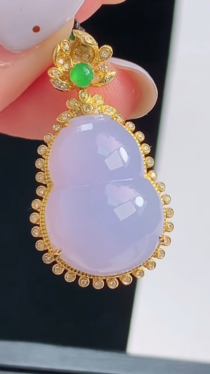 天然A货翡翠18k金紫罗兰葫芦吊坠，尺寸31.2-17-10，裸石19-14 重量:4.54g
8月