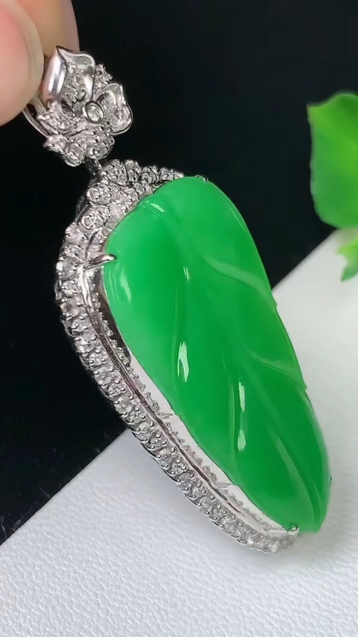 天然A货翡翠金枝玉叶 叶子吊坠，尺寸45.2-20.2-9，裸石30.6-17，重量:8.30g
8月19日