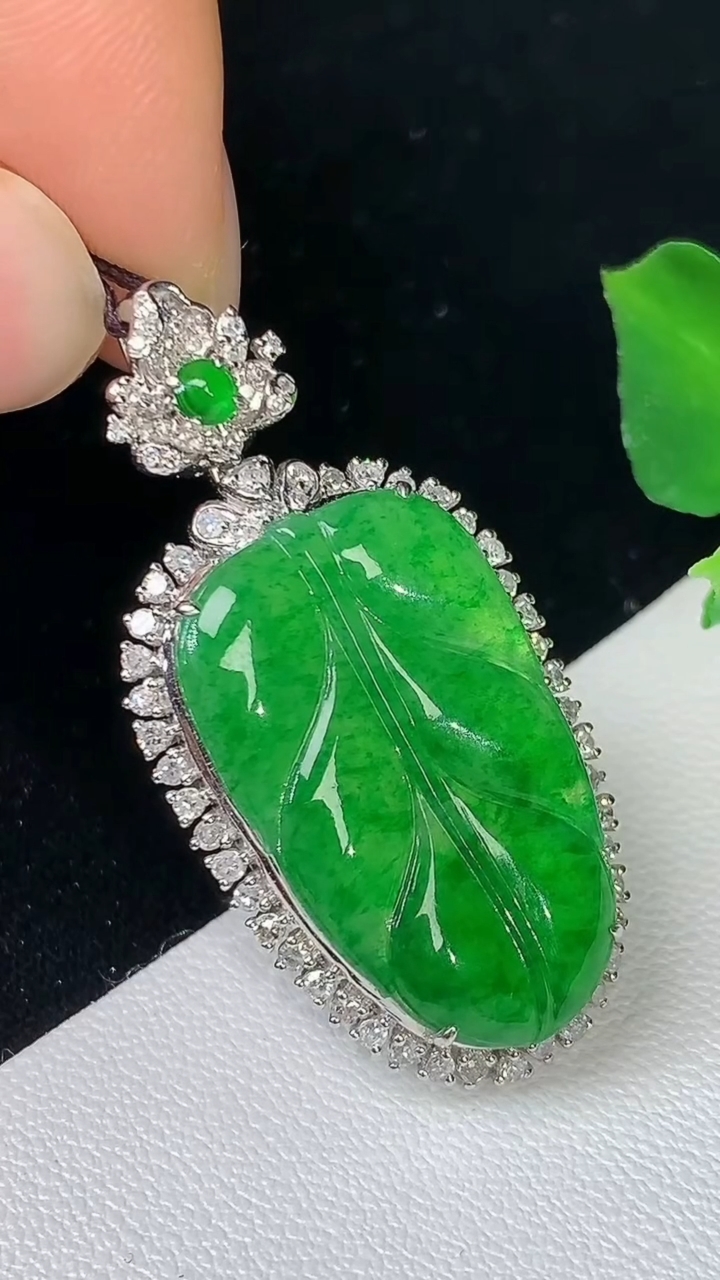 天然A货翡翠金枝玉叶 叶子吊坠，尺寸36.6-18.3-6.8，裸石23.7-14.4，重量:5.41g
8月19日