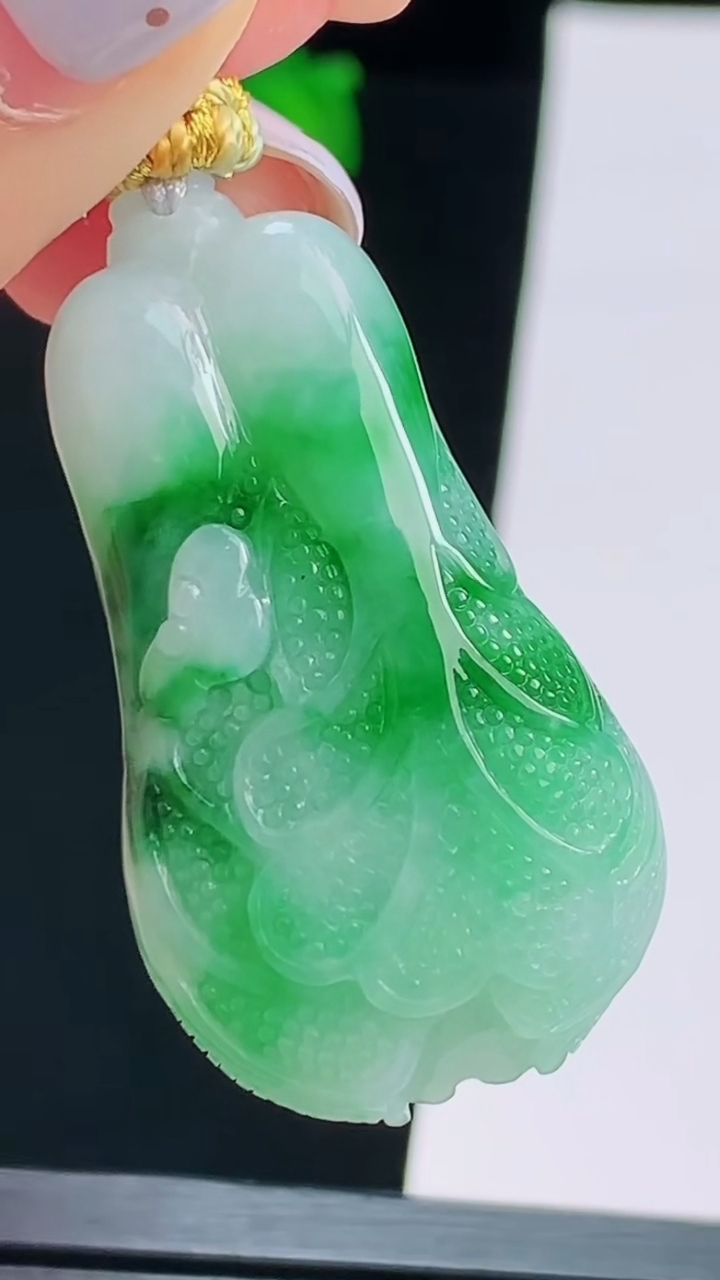 天然A货翡翠白菜吊坠，尺寸39-22-12 重量:19.45g
8月19日
